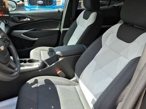 Used 2025 Chevrolet Trax LS FWD image 10
