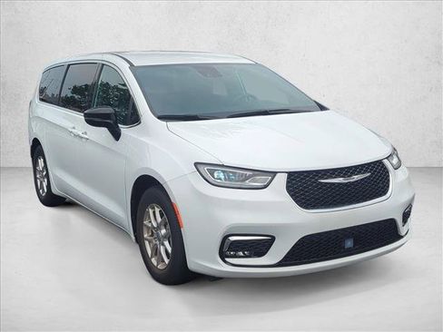 Used 2025 Chrysler Pacifica Select FWD image 3