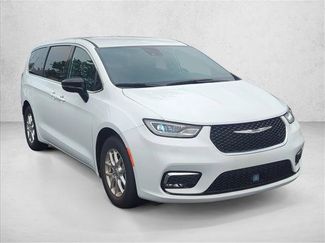 Used 2025 Chrysler Pacifica Select FWD video 3