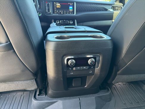 Used 2022 GMC Yukon XL Denali AWD/4WD image 36