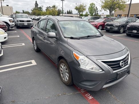 Used 2016 Nissan Versa S FWD image 4