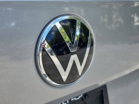 Used 2024 Volkswagen Taos SE image 9