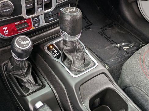 Used 2025 Jeep Wrangler Unlimited Rubicon w/ Convenience Group AWD/4WD image 18