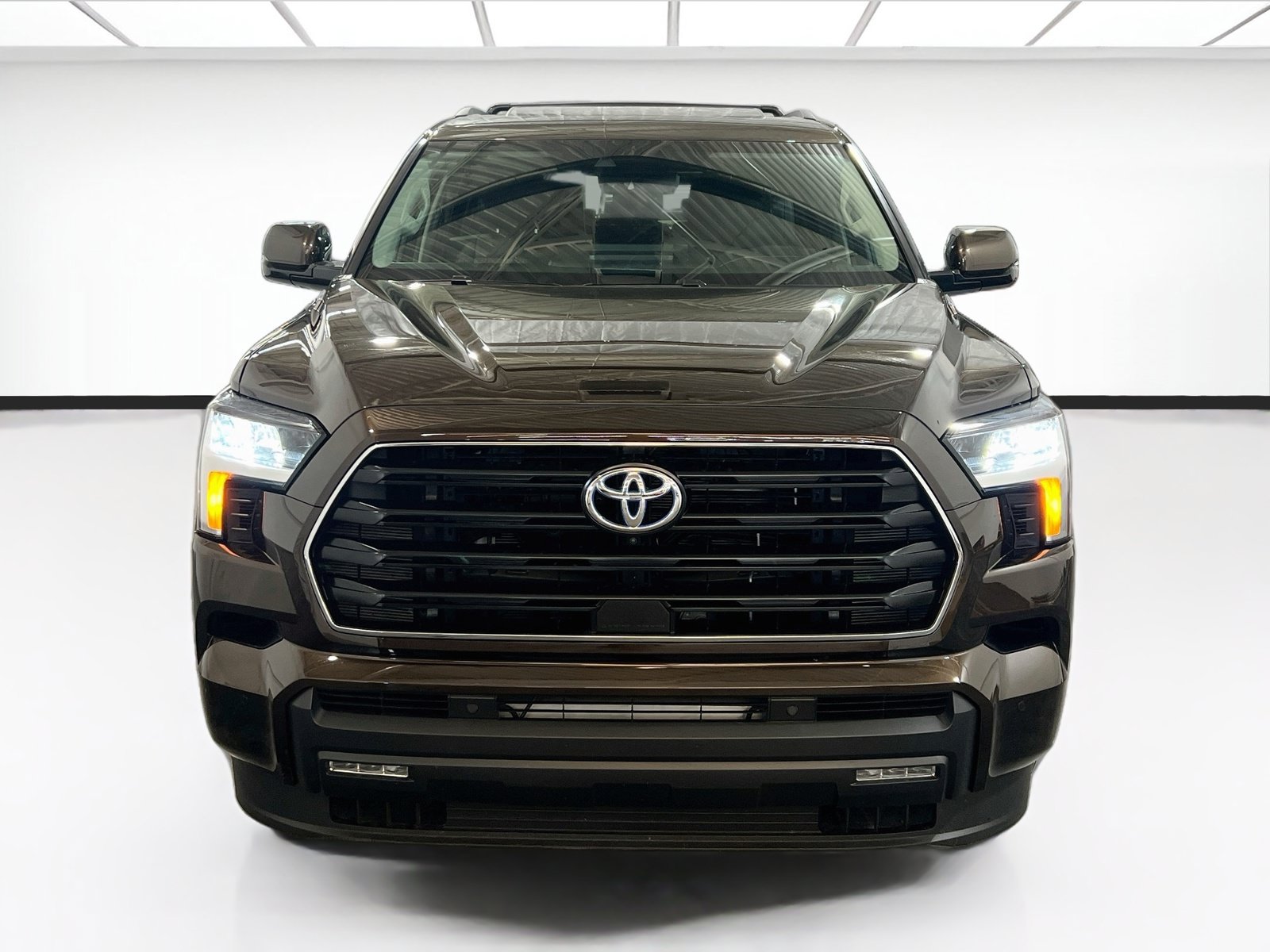 Used 2024 Toyota Sequoia SR5 w/ SR5 Premium Package AWD/4WD image 2
