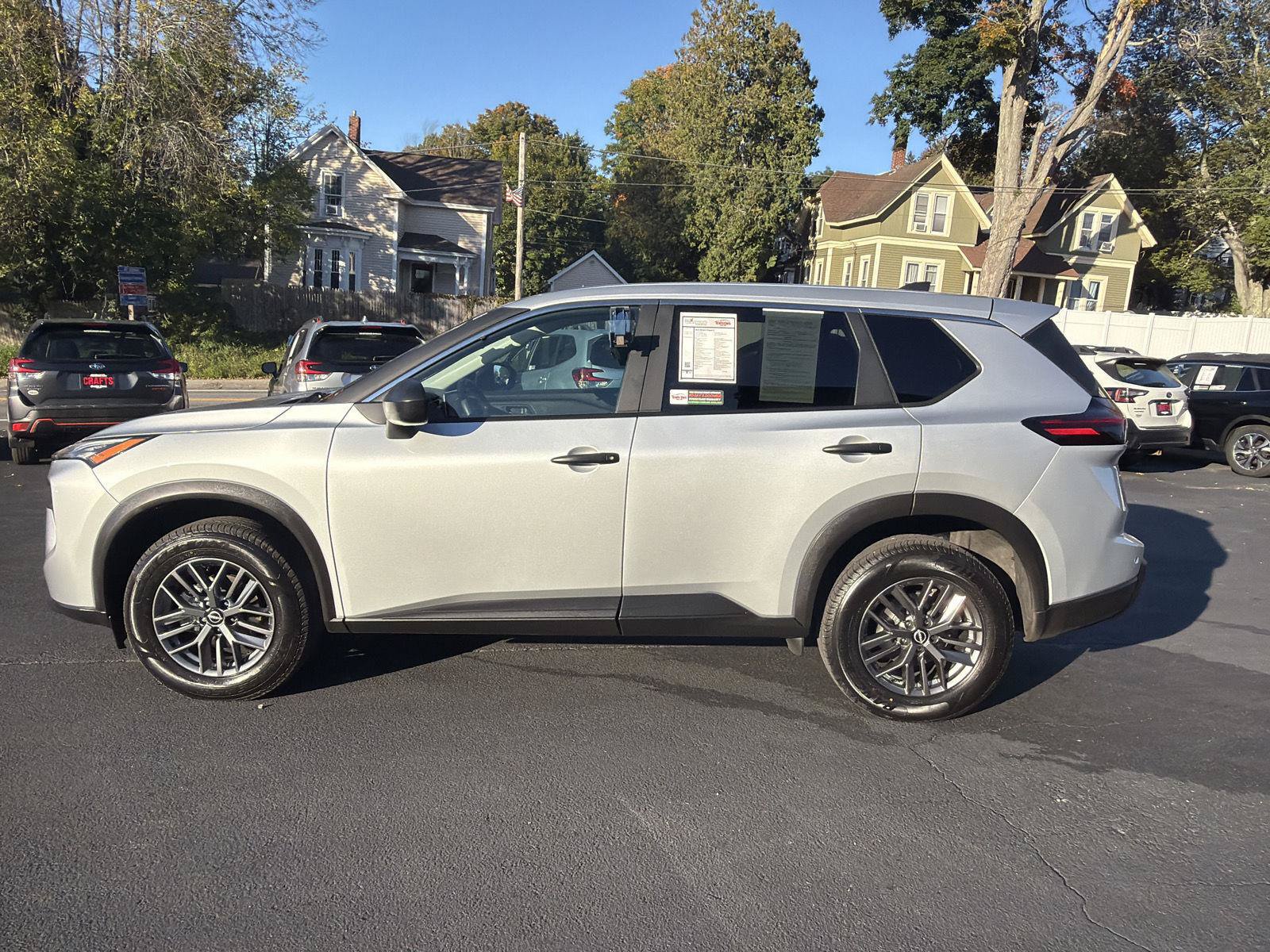 Used 2024 Nissan Rogue S AWD/4WD image 2