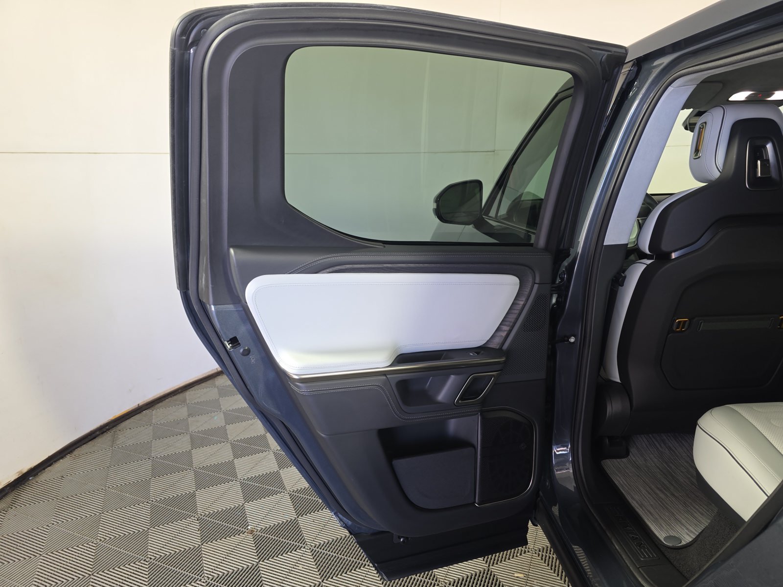Used 2024 Rivian R1T Adventure Dual AWD/4WD image 17
