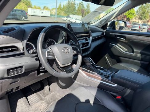 Used 2022 Toyota Highlander Platinum AWD/4WD image 16