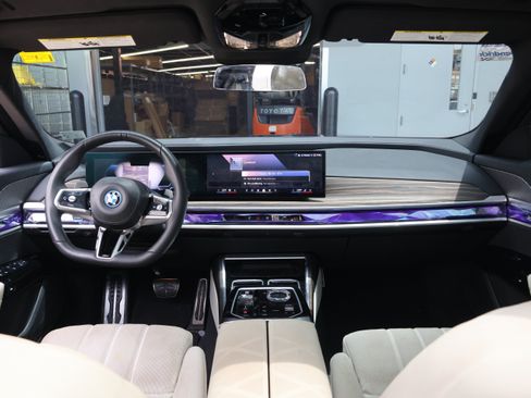 Used 2024 BMW 750e xDrive AWD/4WD image 18