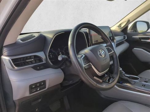Used 2023 Toyota Highlander Platinum FWD image 14