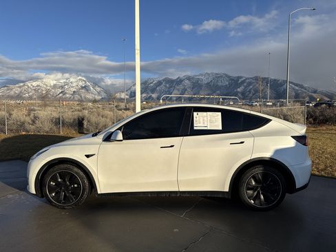 Used 2021 Tesla Model Y Long Range image 2