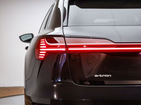 Used 2021 Audi e-tron Premium Plus w/ Premium Plus Package image 10