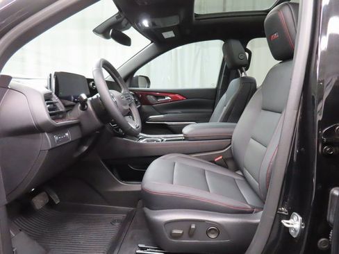 Used 2025 Chevrolet Traverse Z71 image 9