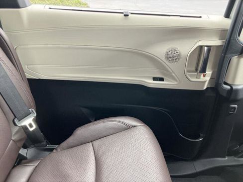 Certified 2023 Toyota Sienna Platinum image 27