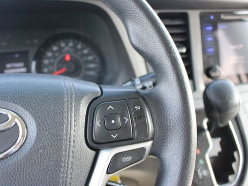 Used 2015 Toyota Sienna LE image 33