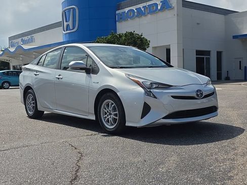 Used 2017 Toyota Prius Two FWD image 2