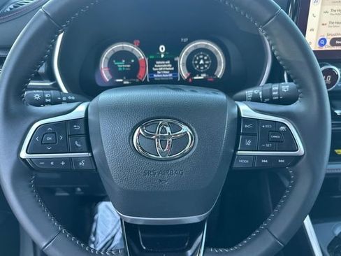 Certified 2025 Toyota Highlander XSE image 31