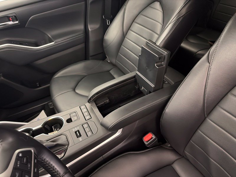 Used 2022 Toyota Highlander XLE AWD/4WD image 39