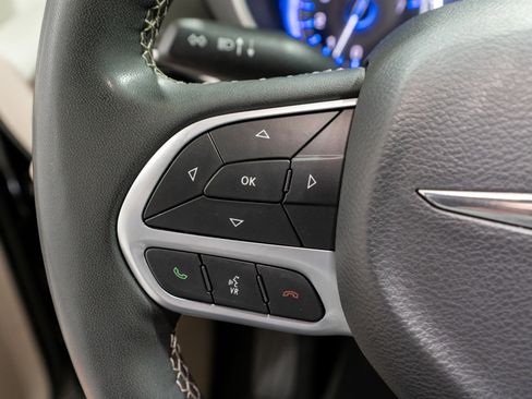 Used 2024 Chrysler Pacifica Touring-L image 26