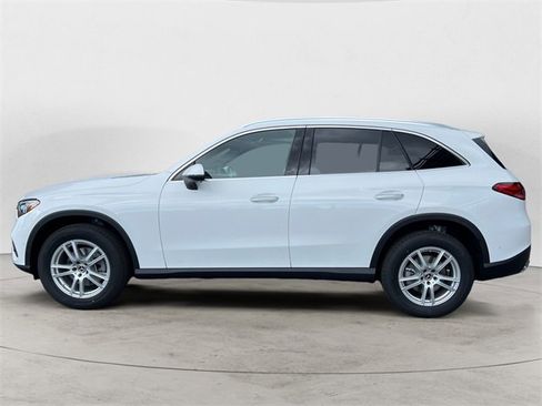Used 2025 Mercedes-Benz GLC 300 4MATIC image 2