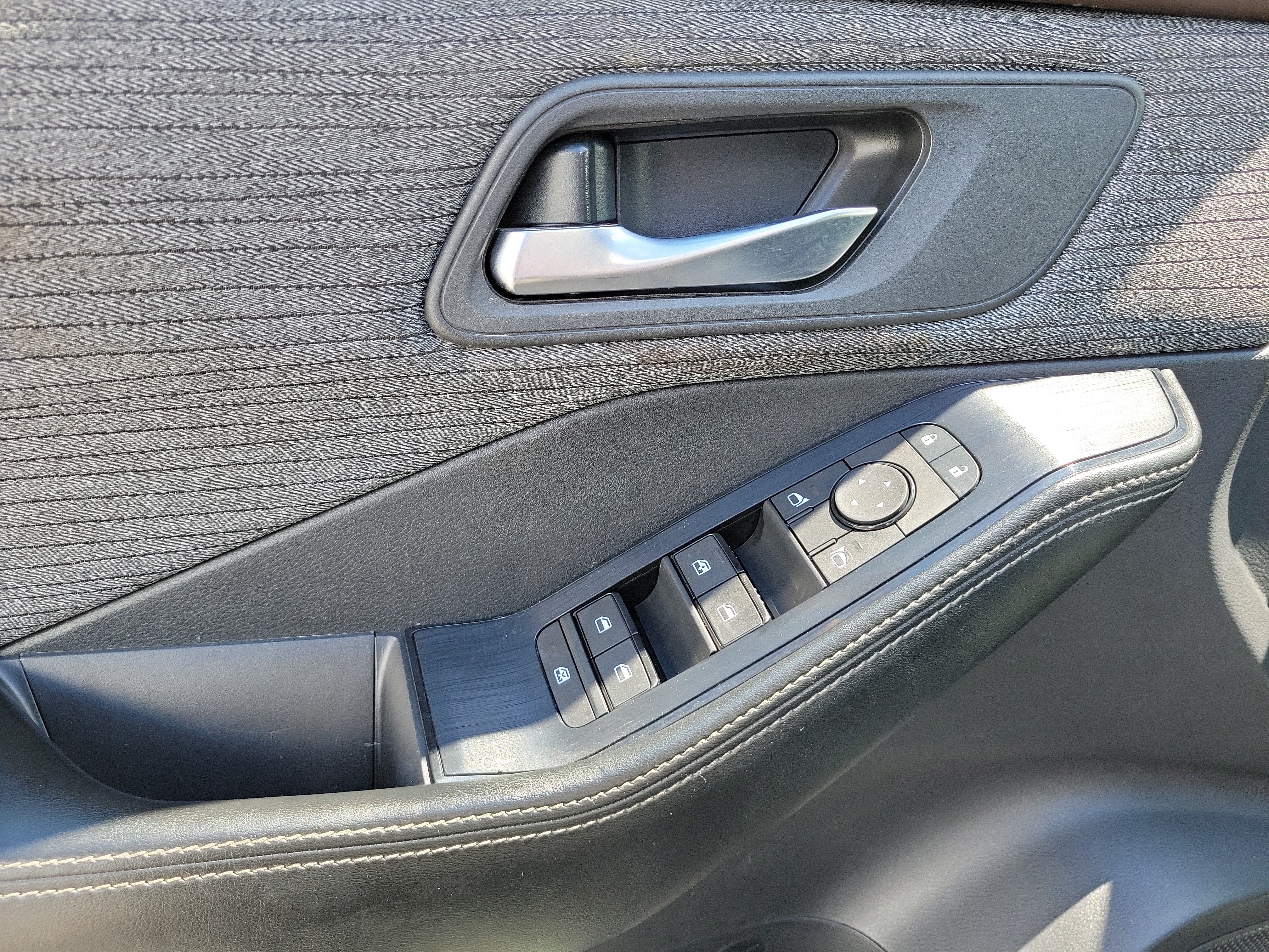 Used 2023 Nissan Rogue SV FWD image 13