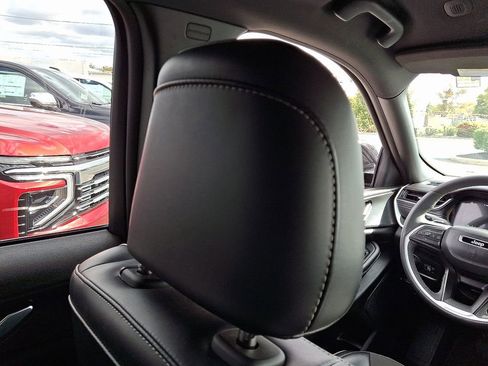 Used 2023 Jeep Grand Cherokee Altitude AWD/4WD image 14