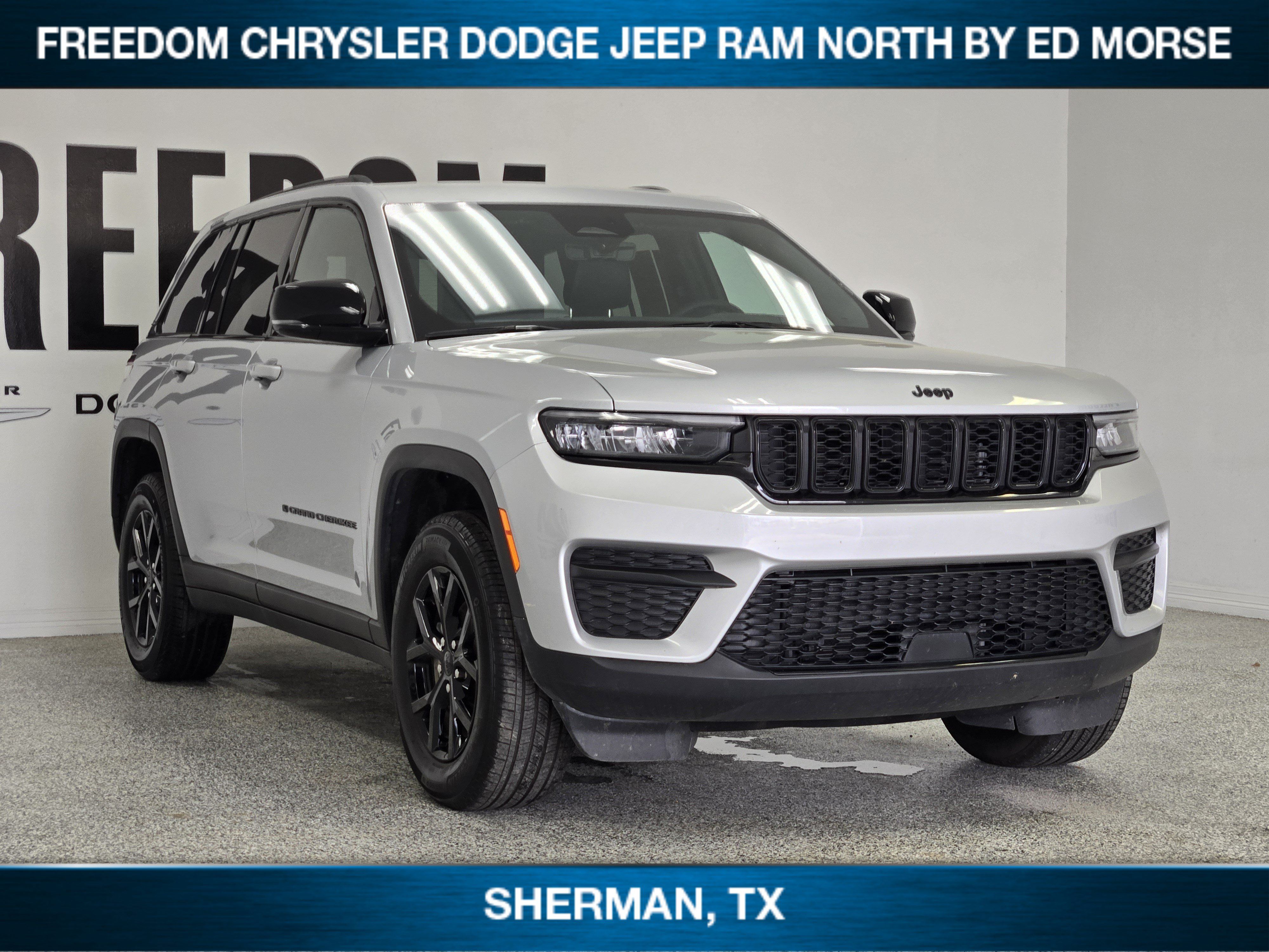 Used 2025 Jeep Grand Cherokee Altitude AWD/4WD image 2