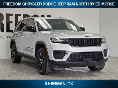 Used 2025 Jeep Grand Cherokee Altitude AWD/4WD image 2