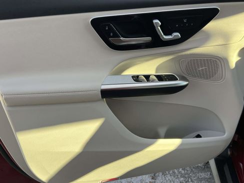 Used 2025 Mercedes-Benz GLC 300 4MATIC image 24