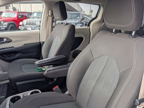 Used 2023 Chrysler Voyager LX image 25