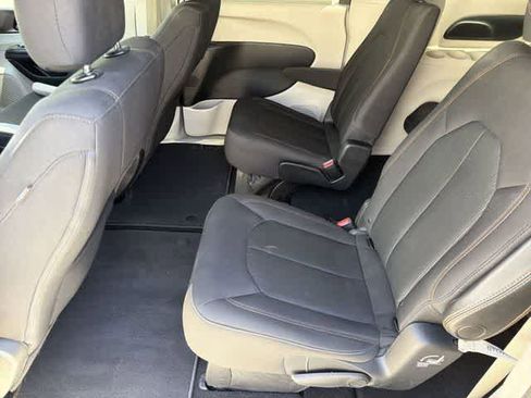 Used 2018 Chrysler Pacifica Touring Plus w/ Tire & Wheel Group FWD image 17