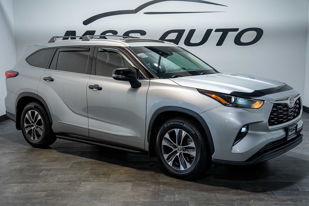 Used 2022 Toyota Highlander XLE AWD/4WD image 7