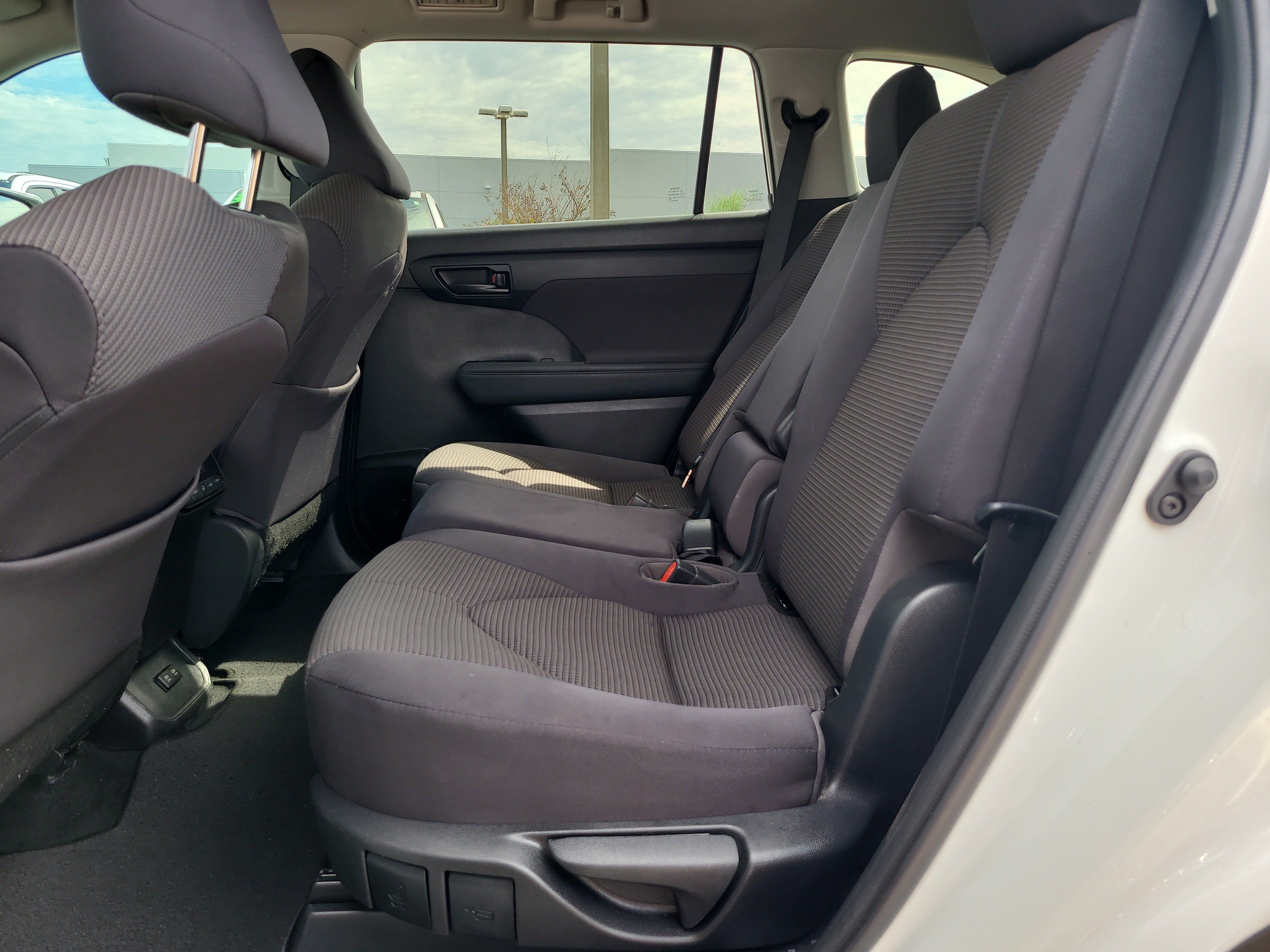 Used 2021 Toyota Highlander LE FWD image 10