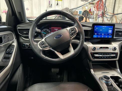 Used 2022 Ford Explorer XLT w/ Equipment Group 202A AWD/4WD image 17