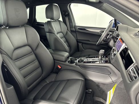 Certified 2025 Porsche Macan image 30