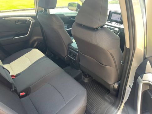Used 2022 Toyota RAV4 LE AWD/4WD image 9