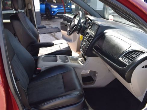 Used 2019 Dodge Grand Caravan SXT FWD image 12