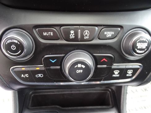 Used 2022 Jeep Cherokee 4WD Latitude Lux image 29
