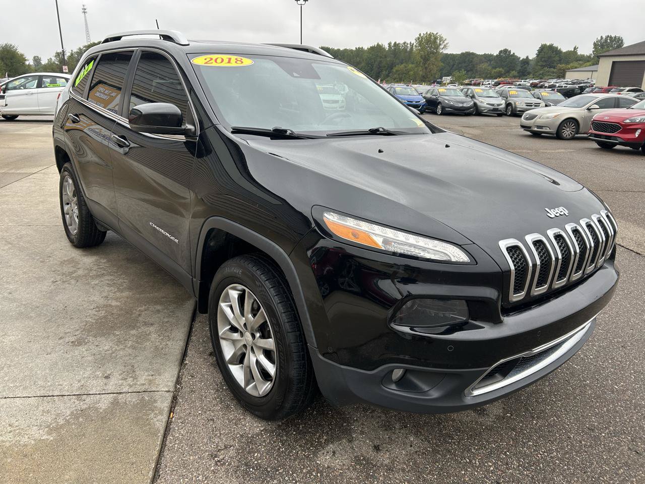 Used 2018 Jeep Cherokee Limited w/ Technology Group AWD/4WD image 3