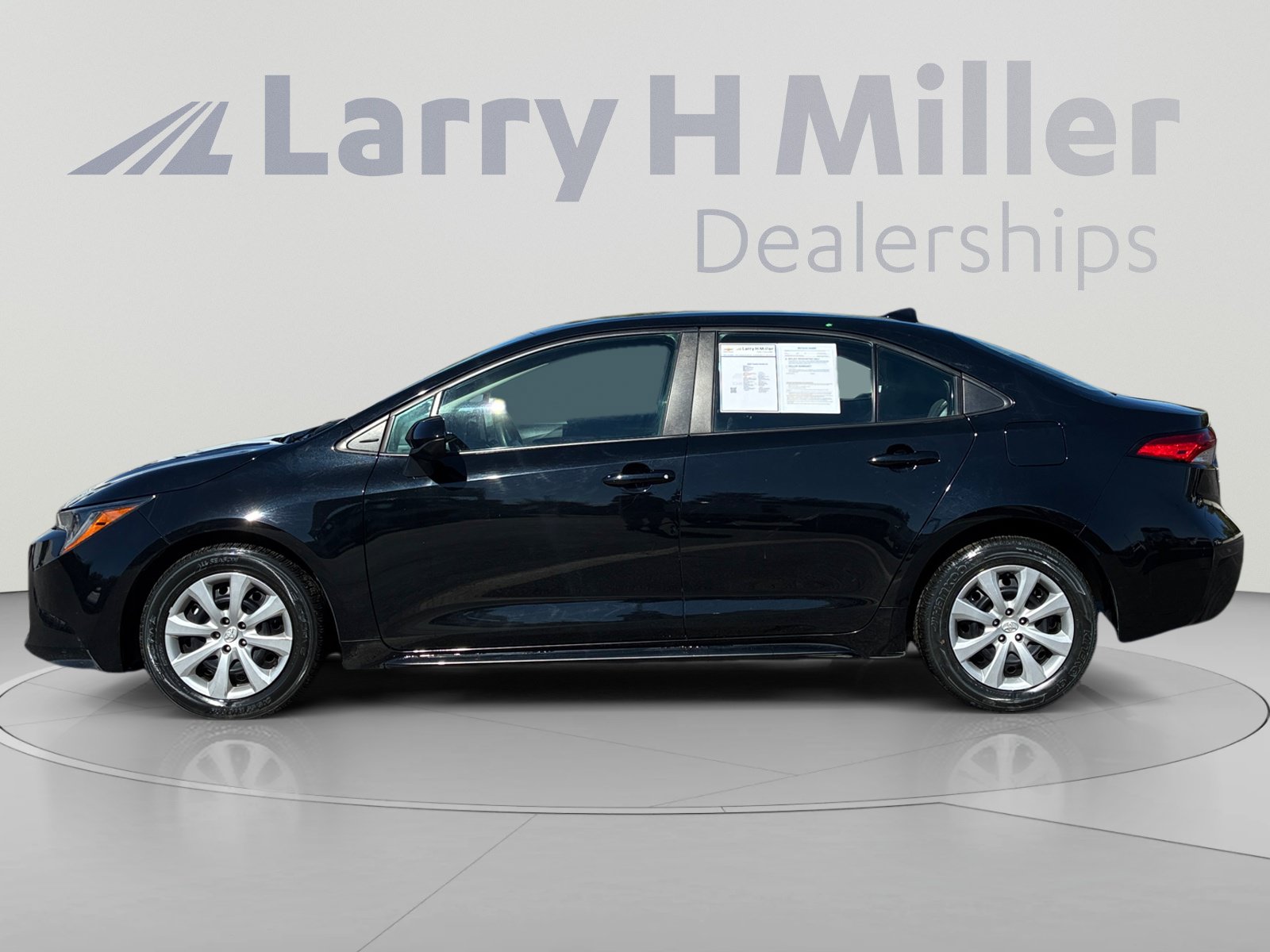 Used 2025 Toyota Corolla LE FWD image 2