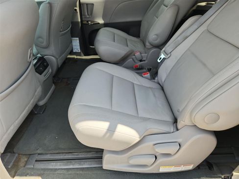 Used 2017 Toyota Sienna XLE Premium FWD image 23