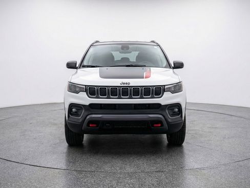 Used 2025 Jeep Compass Trailhawk AWD/4WD image 2
