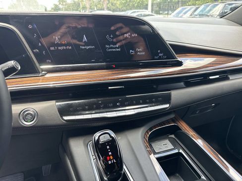 Used 2024 Cadillac Escalade ESV Premium Luxury AWD/4WD image 28
