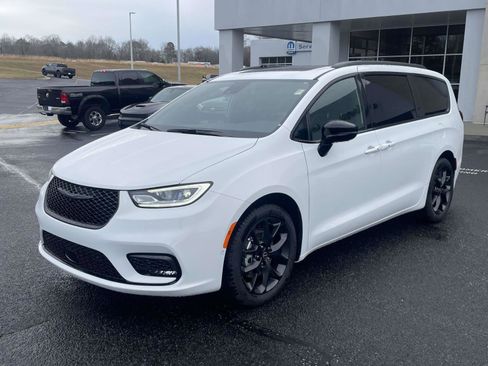 New 2026 Chrysler Pacifica Limited image 3