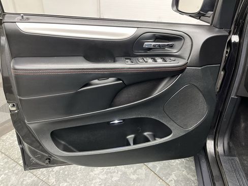 Used 2016 Dodge Grand Caravan R/T image 6