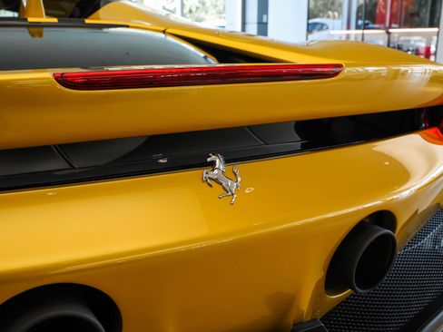 Used 2024 Ferrari SF90 Spider image 38