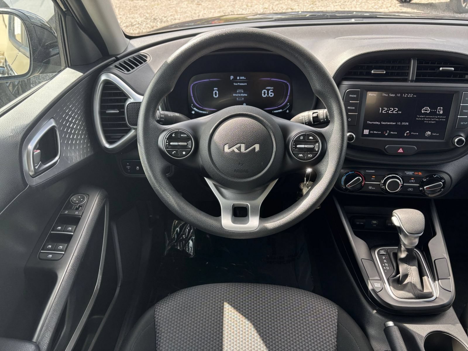 Used 2025 Kia Soul LX w/ LX Technology Package FWD image 32
