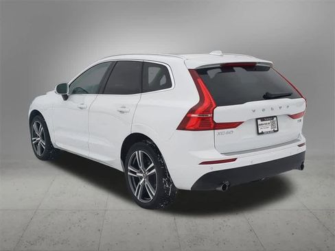 Used 2021 Volvo XC60 T5 Momentum w/ Premium Package image 4