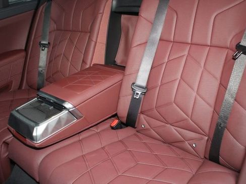 Used 2025 BMW i7 xDrive60 image 24