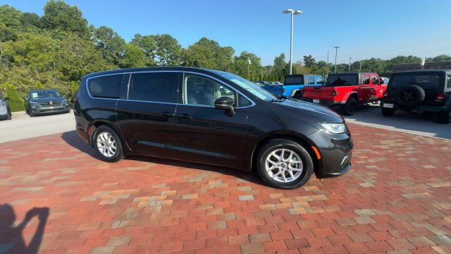 Used 2023 Chrysler Pacifica Touring-L FWD image 4