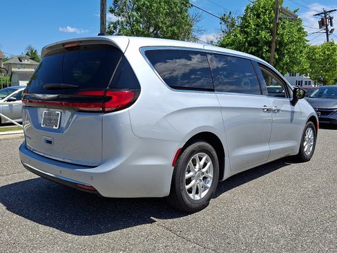 Used 2024 Chrysler Pacifica Touring-L FWD image 5